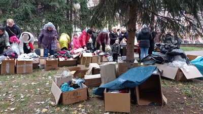 "Важливо те, що ти комусь потрібен": у Полтаві переселенцям роздають теплий одяг "Важливо те, що ти комусь потрібен": у Полтаві переселенцям роздають теплий одяг