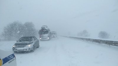 Негода спровокувала кілометрові затори на трасі Київ–Одеса