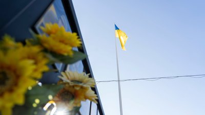У Мукачеві на центральній площі підняли Державний Прапор