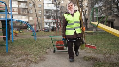 Прибирає Вінницю та чекає синів з війни: історія вінничанки Марії Ярової