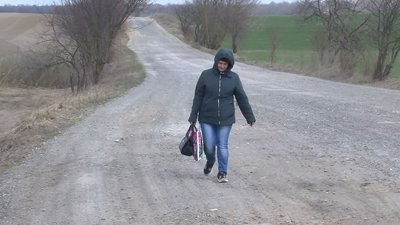 Проблеми із доїздом у громаді на Волині: люди ходять пішки через поле Проблеми із доїздом у громаді на Волині: люди ходять пішки через поле