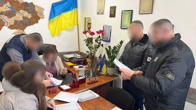 посадовці селищної ради на Дніпропетровщині передали у власність 29 земель