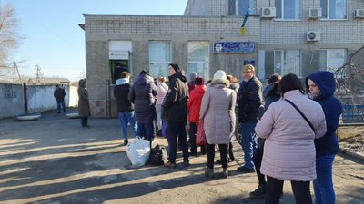 У Дніпрі утворюються черги біля банкоматів, магазинів та на заправках. Жителів просять не панікувати У Дніпрі утворюються черги біля банкоматів, магазинів та на заправках. Жителів просять не панікувати