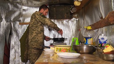 Позиції обстрілюють щодня. Як живуть українські військові на передовій Позиції обстрілюють щодня. Як живуть українські військові на передовій