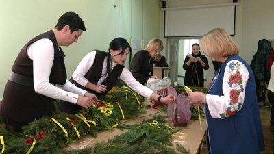 Леся Лисак (у вишиванці справа — ред.) разом з іншими рідними загиблих Героїв прикрашає різдвяні вінки Леся Лисак (у вишиванці справа — ред.) разом з іншими рідними загиблих Героїв прикрашає різдвяні вінки