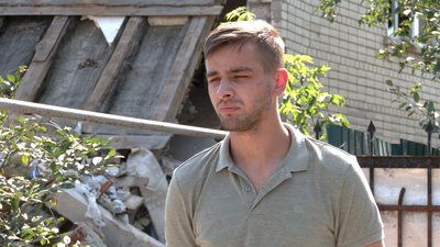 У Чернігові безробітні допомагають розбирати зруйновані від обстрілів будинки: як це відбувається У Чернігові безробітні допомагають розбирати зруйновані від обстрілів будинки: як це відбувається