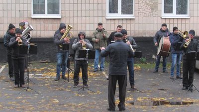На Рівненщині голова РДА привів оркестр під стіни лікарні