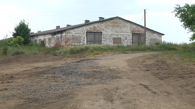 КаМАЗи, якими вивозять грунт, розбивають сільську дорогу, скаржаться жителі Подільського. Фото: Суспільне. КаМАЗи, якими вивозять грунт, розбивають сільську дорогу, скаржаться жителі Подільського. Фото: Суспільне.