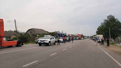 На Франківщині перекрили дорогу національного значенння На Франківщині перекрили дорогу національного значенння