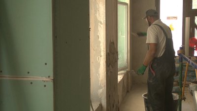 Корпус "Хмельницького серцево-судинного центру" до кінця року мають здати як завершене будівництво. Наразі тут проводять оздоблювальні роботи всередині приміщення. Фото: Суспільне.
