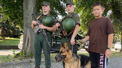 12-річний Іван Барабадзе вигулює собак в Ужгороді, аби придбати шкільне приладдя 12-річний Іван Барабадзе вигулює собак в Ужгороді, аби придбати шкільне приладдя