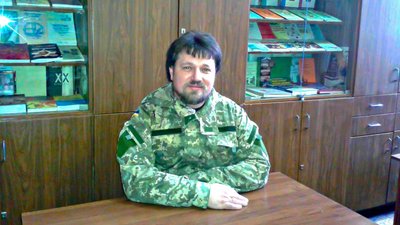 Під цим фото у Facebook Євген написав: "Ось я і сказав: "Прощавай, зброє. Віднині я цивільна особа". Під цим фото у Facebook Євген написав: "Ось я і сказав: "Прощавай, зброє. Віднині я цивільна особа".
