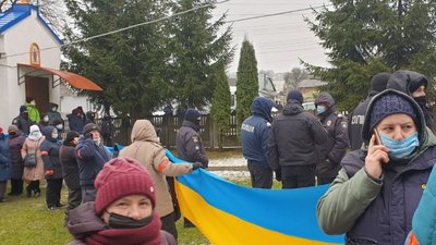 На Буковині сталась сутичка між вірянами, церкву оточили силовики