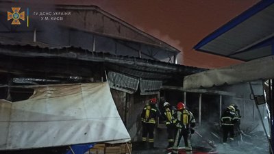 У Києві горів ринок біля метро "Героїв Дніпра" У Києві горів ринок біля метро "Героїв Дніпра"