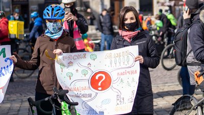 Львівські велосипедисти влаштували акцію під Ратушею