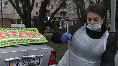 У Рівному почали роздавати безкоштовні обіди для людей у скруті У Рівному почали роздавати безкоштовні обіди для людей у скруті