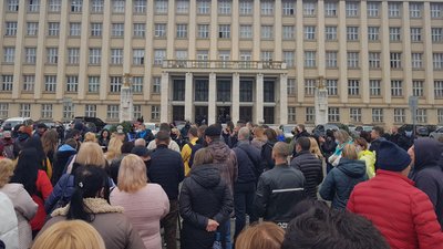 "Якщо карантин — то для всіх": ужгородці просили владу врегулювати роботу підприємств