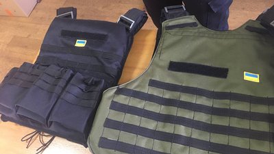 Від костюмів до плитоносок: вінницький дизайнер шиє амуніцію для захисників