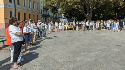 В Одесі люди з різних областей та держав вишикувалися у "Вишиванковий ланцюг" В Одесі люди з різних областей та держав вишикувалися у "Вишиванковий ланцюг"