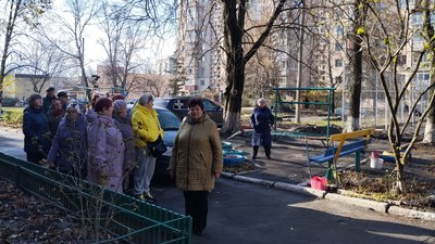 Місцеві невдоволені ремонтом спортивного майданчика Місцеві невдоволені ремонтом спортивного майданчика