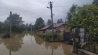 Ні пройти, ні проїхати. У прикарпатському селі Маріямпіль пересуваються на човнах Ні пройти, ні проїхати. У прикарпатському селі Маріямпіль пересуваються на човнах