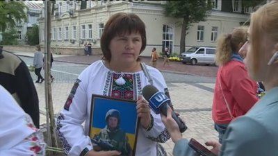 Приспущені прапори та хвилина мовчання. Як Україна відзначає День пам'яті захисників Приспущені прапори та хвилина мовчання. Як Україна відзначає День пам'яті захисників