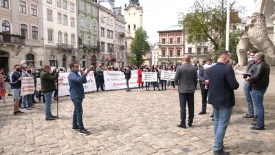 Пікет біля Львівської мерії: люди вимагали відкрити спортивні зали