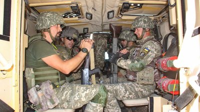 Воїни одеської бригади опановують британські бронемашини Мastіff