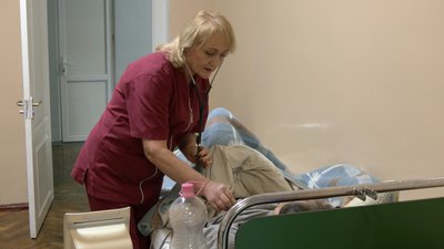 На Волині соцслужби залишили немічного чоловіка в покинутій хаті. Що із ним буде далі На Волині соцслужби залишили немічного чоловіка в покинутій хаті. Що із ним буде далі