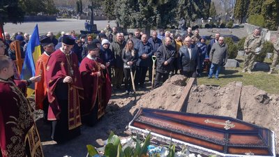 Рідні, друзі, побратими і знайомі прощаються з військовим Рідні, друзі, побратими і знайомі прощаються з військовим