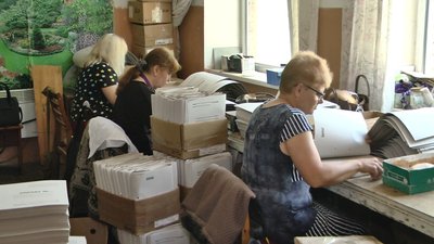 Працівники хмельницького підприємства УТОС виготовляють паперові теки з зав’язками та швидкозшивачі Працівники хмельницького підприємства УТОС виготовляють паперові теки з зав’язками та швидкозшивачі