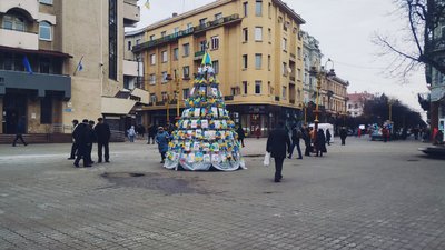 В Івано-Франківську завершили оздоблення "Ялинки перемоги". Що про неї думають містяни В Івано-Франківську завершили оздоблення "Ялинки перемоги". Що про неї думають містяни