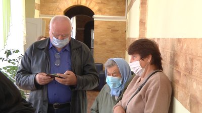 Місцеві вибори у Херсоні: як на дільницях дотримуються карантинного режиму Місцеві вибори у Херсоні: як на дільницях дотримуються карантинного режиму