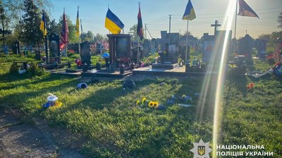 У Радивонівці вандалізм на могилах