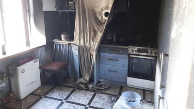 На Херсонщині рятувальники витягли чоловіка з палаючої квартири