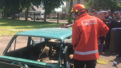 У Житомирі рятувальники тренувалися розрізати автомобілі, які потрапили в ДТП У Житомирі рятувальники тренувалися розрізати автомобілі, які потрапили в ДТП