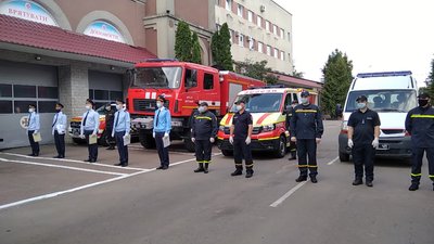 На Житомирщині рятувальникам-випускникам дипломи і погони вперше вручали за місцем служби На Житомирщині рятувальникам-випускникам дипломи і погони вперше вручали за місцем служби
