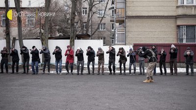"Хочеш миру - берися до зброї!" На Прикарпатті готуються до оборони "Хочеш миру - берися до зброї!" На Прикарпатті готуються до оборони