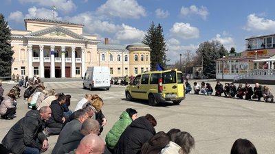 "Для нього родина була понад усе": у Первомайську провели в останню путь воїна Дениса Ілащука "Для нього родина була понад усе": у Первомайську провели в останню путь воїна Дениса Ілащука