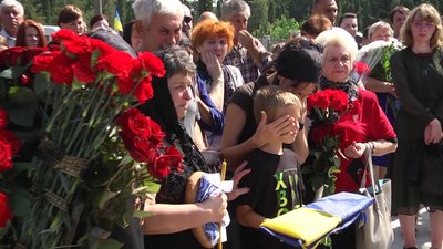 На Смолянському цвинтарі у Житомирі попрощалися із трьома військовими, які загинули на Херсонщині На Смолянському цвинтарі у Житомирі попрощалися із трьома військовими, які загинули на Херсонщині