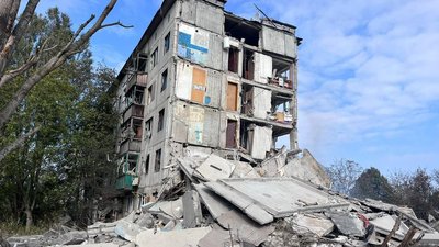 Понівечені будинки, медзаклад, естакада: обстріли Донеччини за добу
