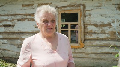 Вперше побачила відбудовану хату: у 90-річний ювілей жителька Чернігівщини повернулася додому Вперше побачила відбудовану хату: у 90-річний ювілей жителька Чернігівщини повернулася додому