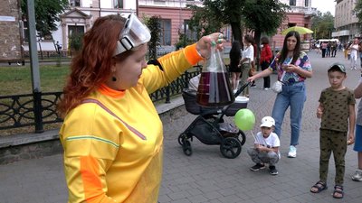 В Івано-Франківську для дітей-переселенців влаштували хімічне шоу "Бандера смузі" В Івано-Франківську для дітей-переселенців влаштували хімічне шоу "Бандера смузі"