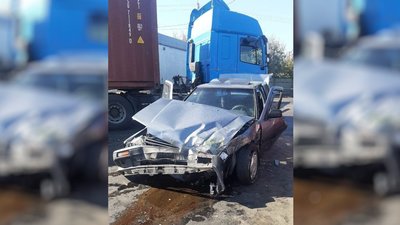 В Одесі вантажівка зіткнулася з легковиком: двоє людей травмувалися