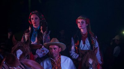 Під час прем'єри вистави "Гуцульське весілє" просто неба, наречені їхали на конях Під час прем'єри вистави "Гуцульське весілє" просто неба, наречені їхали на конях
