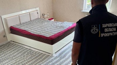 Гроші на ліжку і підлозі