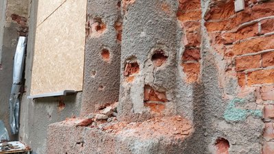 Пошкоджений обстрілами будинок "Слово": життя під час двох воєн Пошкоджений обстрілами будинок "Слово": життя під час двох воєн