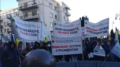Поліція чергує у посиленому режимі через акції проти ринку землі Поліція чергує у посиленому режимі через акції проти ринку землі