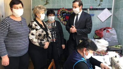 В Устинівці Кіровоградської області шиють захисні маски, які безкоштовно роздають жителям району