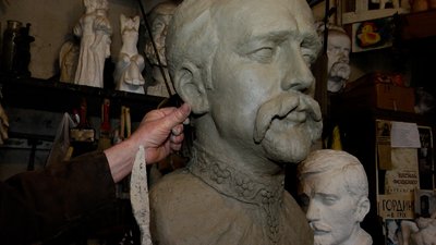 Житомирський скульптор зліпив з глини погруддя Миколи Леонтовича Житомирський скульптор зліпив з глини погруддя Миколи Леонтовича